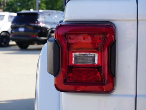 Used 2018 Jeep Wrangler Unlimited Sahara w/ Dual Top Group AWD/4WD image 19