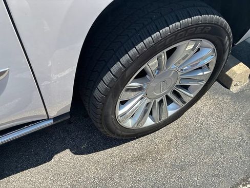 Used 2019 Cadillac Escalade ESV Platinum AWD/4WD image 13