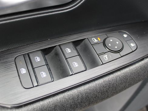 Used 2025 Nissan Kicks SV image 14