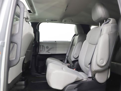 Used 2025 Toyota Sienna XLE image 20
