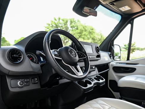 Used 2022 Mercedes-Benz Sprinter 2500 image 33