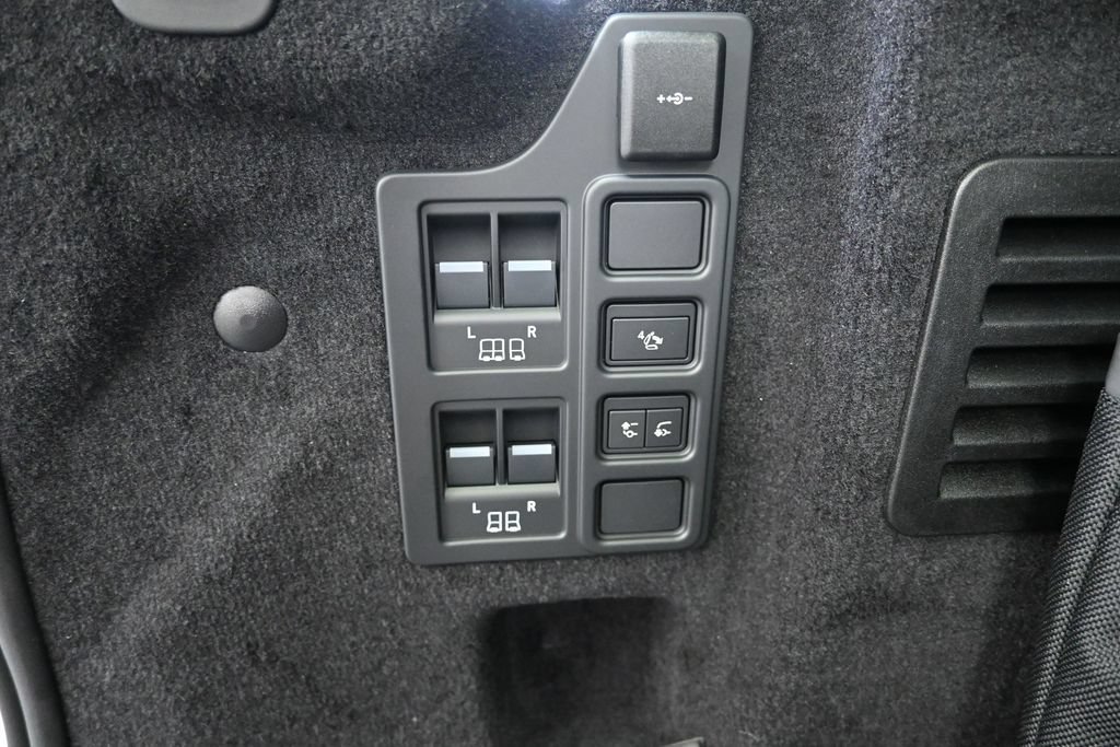 New 2026 Land Rover Discovery Limited Edition AWD/4WD image 17