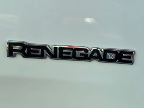 Used 2018 Jeep Renegade Latitude FWD image 13