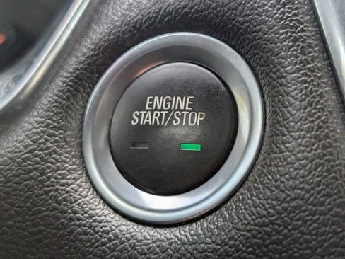 Used 2022 Chevrolet Traverse LT FWD image 27