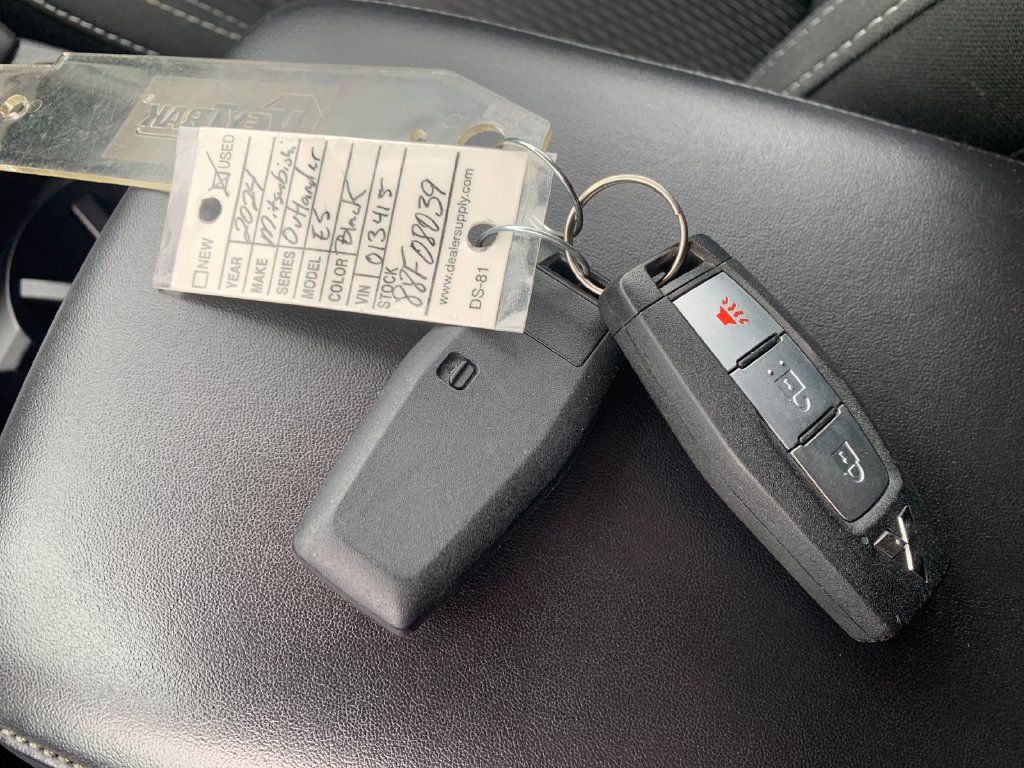 Used 2024 Mitsubishi Outlander ES AWD/4WD image 9