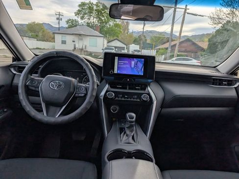 Used 2024 Toyota Venza LE AWD/4WD image 8
