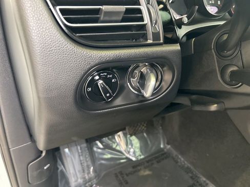 Used 2024 Porsche Macan image 40