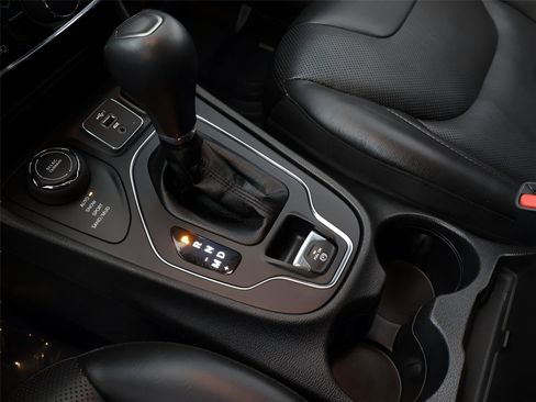 Used 2021 Jeep Cherokee Latitude Lux image 47