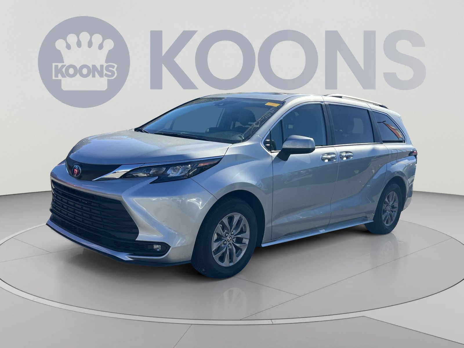Used 2025 Toyota Sienna XLE FWD image 5