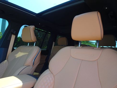 Used 2025 Jeep Grand Cherokee Summit AWD/4WD image 15
