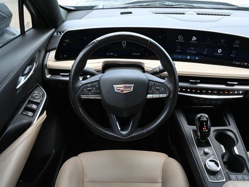 Used 2024 Cadillac XT4 Luxury w/ Cold Weather Package FWD image 10