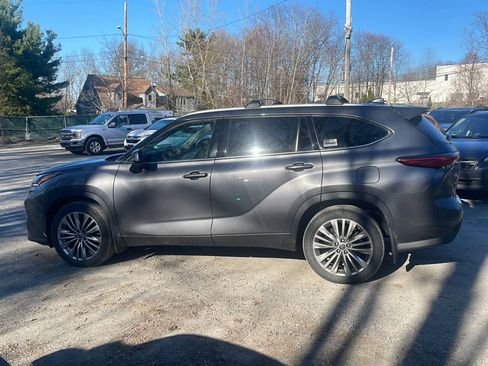 Used 2023 Toyota Highlander Platinum image 5