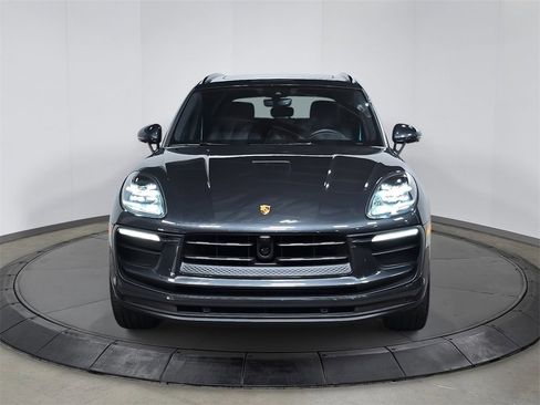 Used 2025 Porsche Macan image 10