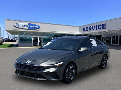 Certified 2024 Hyundai Elantra Limited FWD image 4