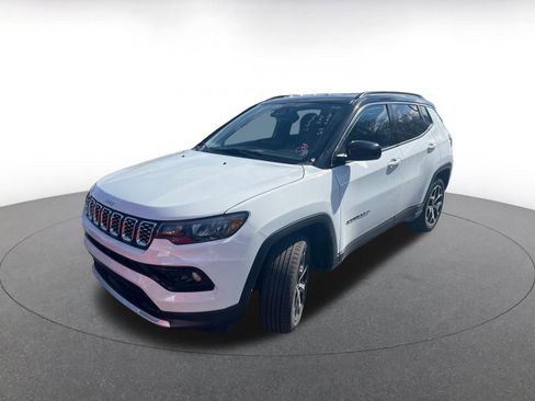 Used 2025 Jeep Compass Limited image 5