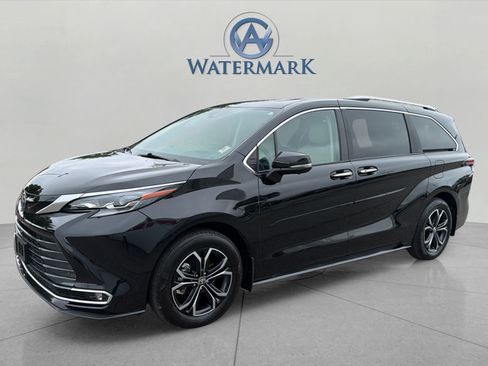 Used 2025 Toyota Sienna Platinum AWD/4WD image 1