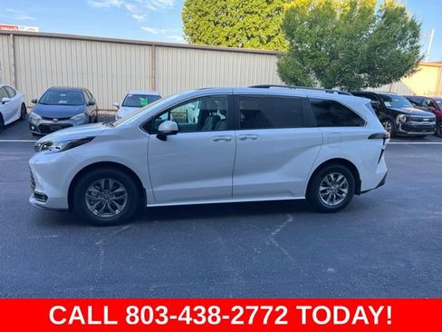 Used 2025 Toyota Sienna XLE FWD image 36