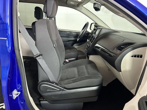 Used 2018 Dodge Grand Caravan SE w/ UConnect Hands-Free Group FWD image 25