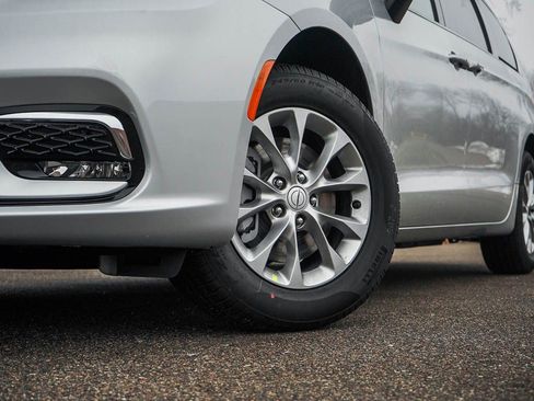 New 2026 Chrysler Pacifica Select image 6