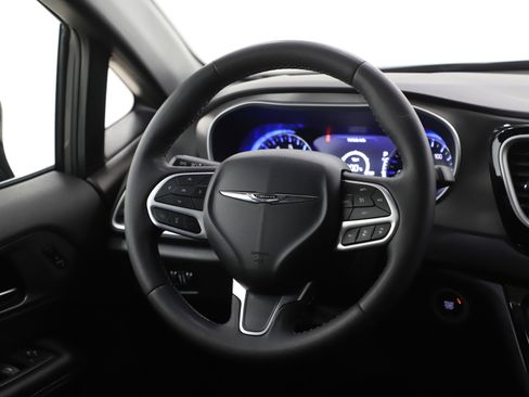 Used 2025 Chrysler Pacifica Select image 15