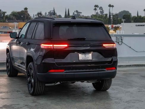 New 2025 Jeep Grand Cherokee Altitude image 7