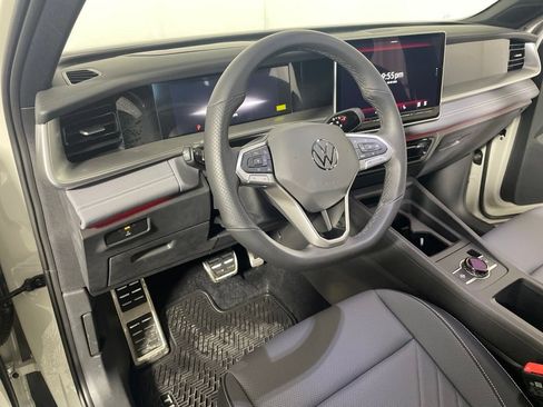 New 2026 Volkswagen Tiguan SE R-Line AWD/4WD image 8