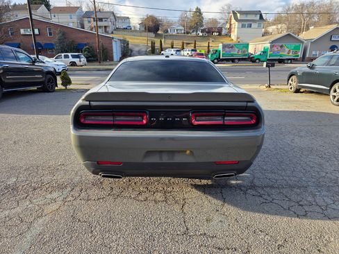Used 2019 Dodge Challenger SXT image 6