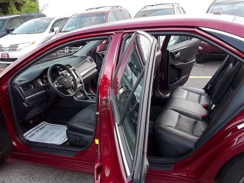 Used 2017 Toyota Camry SE w/ Moonroof Package FWD image 7