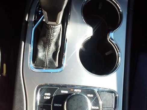 Used 2021 Jeep Grand Cherokee Limited image 11