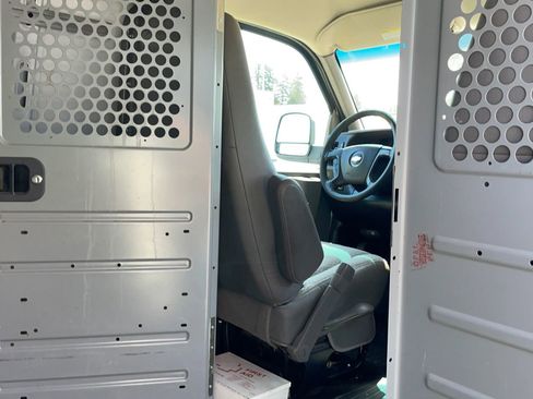 Used 2013 Chevrolet Express 2500 RWD image 37