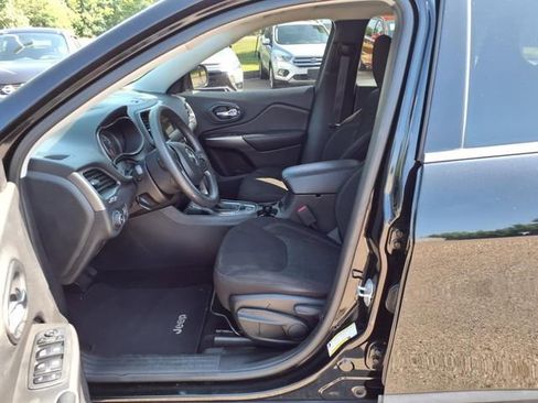 Used 2019 Jeep Cherokee Latitude w/ Popular Appearance Group image 4