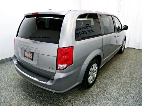 Used 2018 Dodge Grand Caravan SE w/ UConnect Hands-Free Group FWD image 6