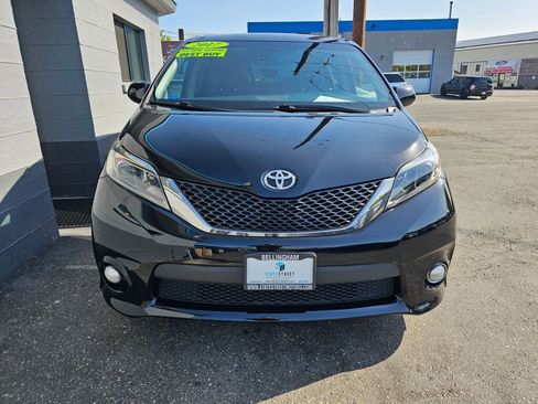 Used 2017 Toyota Sienna SE image 2