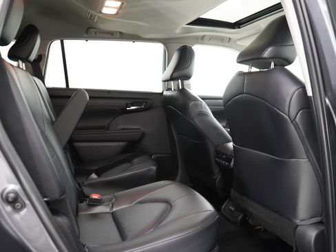 Used 2023 Toyota Highlander XLE AWD/4WD image 14