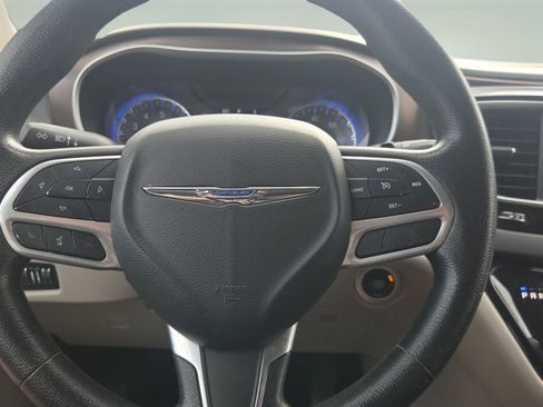 Used 2021 Chrysler Voyager Lxi image 11