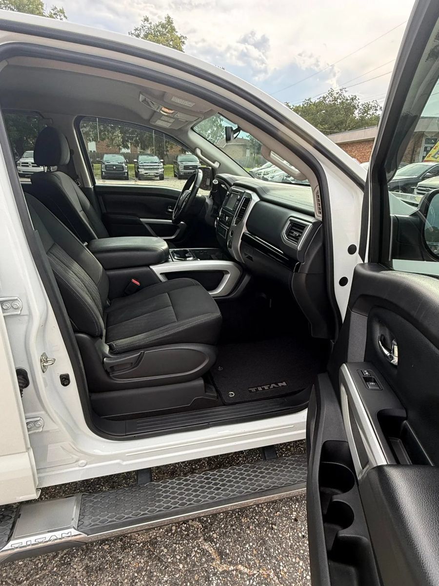 Used 2018 Nissan Titan SV w/ SV Convenience Package RWD image 13