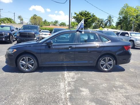 Certified 2022 Volkswagen Jetta SE FWD image 2