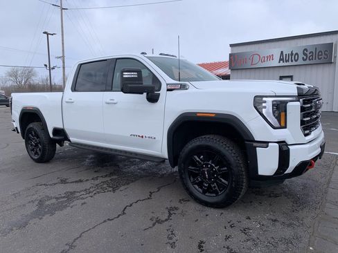 Used 2025 GMC Sierra 2500 AT4 image 3