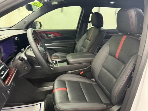 Used 2024 Chevrolet Traverse RS image 27