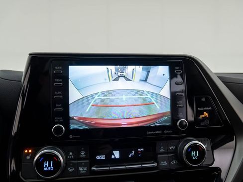 Used 2022 Toyota Highlander XLE image 25