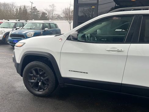 Used 2015 Jeep Cherokee Trailhawk w/ Comfort/Convenience Group image 9