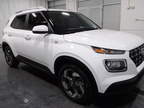 Used 2024 Hyundai Venue SEL FWD image 2