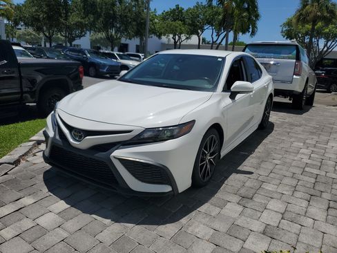 Used 2023 Toyota Camry SE FWD image 3