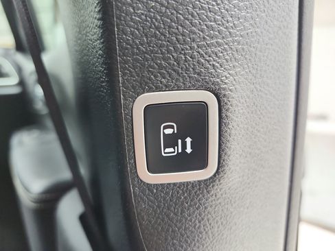 Used 2025 Chrysler Pacifica Select FWD image 51