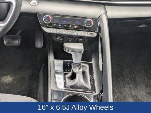 Used 2022 Hyundai Elantra Blue FWD image 17