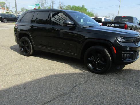 Used 2023 Jeep Grand Cherokee Altitude AWD/4WD image 5