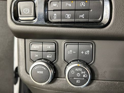 Used 2025 GMC Yukon Denali image 13