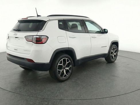 Used 2025 Jeep Compass Latitude AWD/4WD image 9