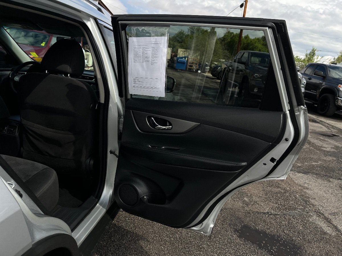 Used 2016 Nissan Rogue SV FWD image 33