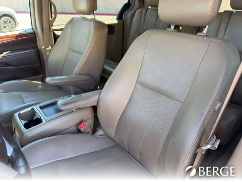 Used 2013 Chrysler Town & Country Touring-L w/ Driver Convenience Group FWD image 13